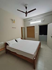 卡尔佩特塔SN Residency的一间卧室配有一张床和吊扇