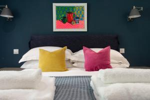 赛伦塞斯特The Stump的一间卧室配有带色彩缤纷枕头的床