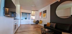 哥本哈根Modern, fully equipped flat的客厅配有沙发和桌子