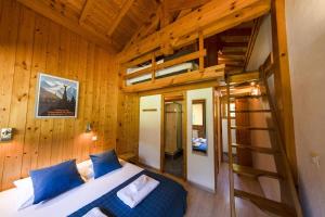 莫尔济讷Chalet Haut Fort Prodains Lift - Mountain Voyages的一间卧室配有一张双层床和梯子