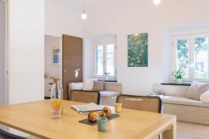 波托菲诺Portofino Dream Flexyrent NO air conditioning的客厅配有桌子和沙发