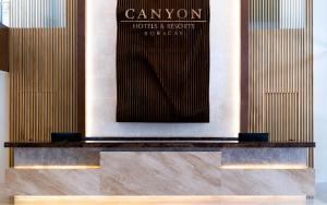 长滩岛Canyon Hotels & Resorts Boracay的墙上的酒店和记录部门的标志