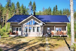 EnonkoskiVilla Aurinkoranta的一座小房子,上面有太阳能电池组