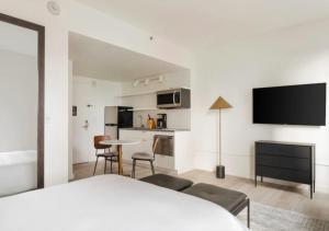 纽约Amazing 4 Bedroom Apartment In Chambers Street的一间卧室配有一张床,厨房配有桌子