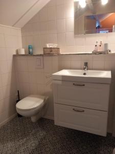 MoorveldDe Hagendoorn的白色的浴室设有卫生间和水槽。
