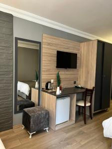 埃尔祖鲁姆ÇAĞ OTEL的酒店客房配有书桌和床。
