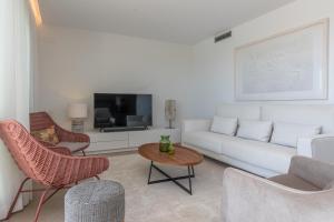 卡拉德米哈斯Luxury & Comfort breathtaking views - La Cala Golf的客厅配有白色沙发和电视