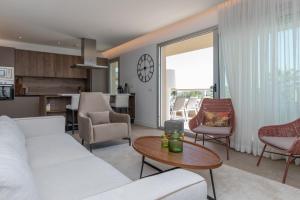 卡拉德米哈斯Luxury & Comfort breathtaking views - La Cala Golf的客厅配有白色的沙发和桌子