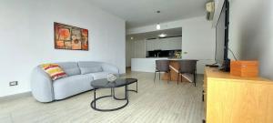 巴拿马城Fascinating Apartment City Center - PH Quartier Atlapa的带沙发和桌子的客厅以及厨房。
