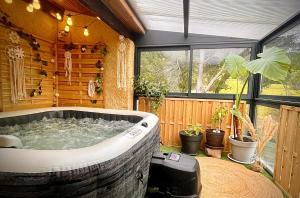 SabletEntre vignes et horizon Appartement avec jacuzzi privatif et piscine commune chauffée的植物间的大浴缸