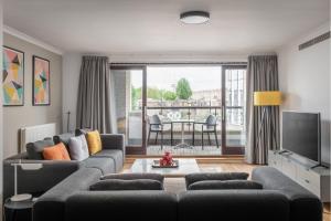 伦敦君主之家 - 服务式公寓 - 肯辛顿的带沙发和电视的客厅