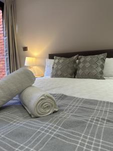 伦敦Richardson Deluxe Apartments的床上有白色枕头