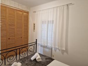 卡隆赫Primera linea Sant Antoni的一间卧室设有一张床和一个窗口