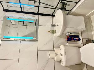 巴尔金Modern Renovated 2-Bedroom House的白色的浴室设有卫生间和水槽。