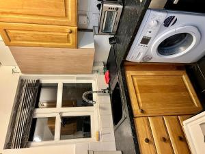 巴尔金Modern Renovated 2-Bedroom House的厨房配有洗衣机和微波炉。