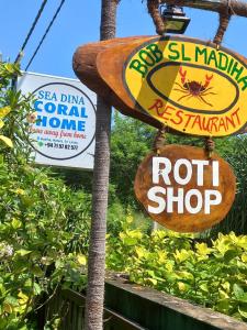 马特勒Seadina Coral Home的餐馆的标志,餐馆有热狗,没有商店
