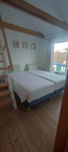 奥尔塔Porto Pim Guest House的配有梯子的客房内的一张大床