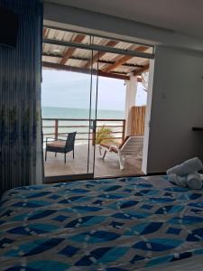 卡诺阿斯德蓬萨尔Las Fragatas Casa Hotel的一间卧室配有一张床,享有海景