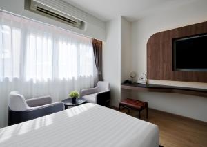 皮皮岛潘曼尼酒店的配有一张床和一台平面电视的酒店客房