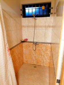 特鲁欧克比赫斯Sand Castle Villa的带淋浴的浴室,带窗户