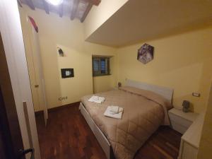 维泰博la Suite del Suffragio的一间卧室配有一张床,上面有两条毛巾