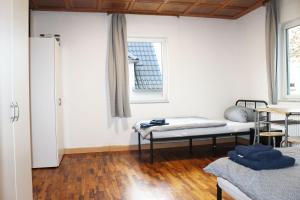 BönnigheimFully equipped Apartments的客房设有两张床和窗户。