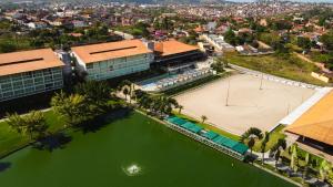 格拉瓦塔西皮卡度假酒店的享有城市的空中景致,设有绿色的游泳池
