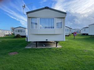 塞尔西8 Berth family caravan Selsey West Sussex的院子里的一个小房子