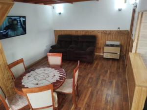 蓬塔阿雷纳斯Cabañas Vera的客厅配有桌子和沙发
