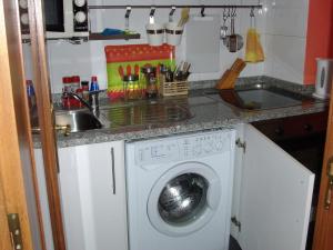 波尔图可沃洛公寓的厨房配有洗衣机和水槽