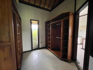 VitouaraPrivate Island Stay的一间空房间,配有木制衣柜和门