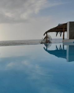 卡诺阿斯德蓬萨尔Las Fragatas Casa Hotel的一座背景海洋的游泳池
