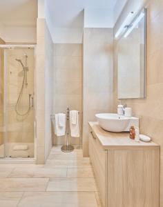 米兰Monviso Mono - Exclusive Apartment的一间带水槽和淋浴的浴室