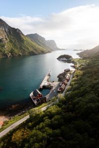 Bø i VesterålenVesterålen Rorbuer的船坞在水体中的空中景观