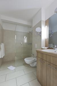 诺德奈诺德尼岛米歇尔斯汉希提克酒店的浴室配有卫生间、淋浴和盥洗盆。