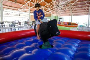 格拉瓦塔西皮卡度假酒店的一个小男孩在充气的比赛中