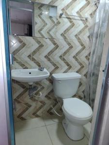 波哥大Hostal Chorro De Quevedo的一间带卫生间和水槽的浴室