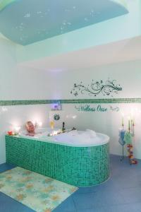 塞芬海德堡乡村酒店的婴儿躺在房间内的浴缸里