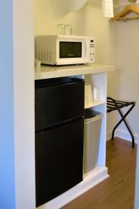 圣地亚哥科罗纳多皇冠城旅馆的厨房台面上的一个微波炉