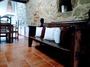 特里亚卡斯特拉Casa Pacios by M de Santiago的客房内的木凳和枕头