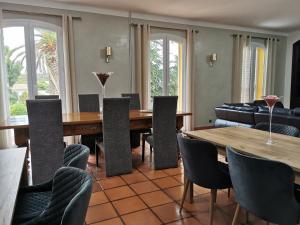 福什科阿新镇A Flor da Rosa的一间带桌椅的用餐室