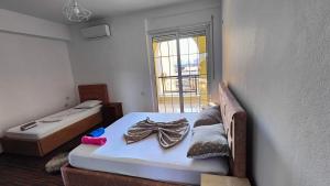 斯库台Appartamento familiare di Toni的小房间设有两张床和窗户