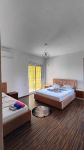斯库台Appartamento familiare di Toni的大客房铺有木地板,配有两张床。