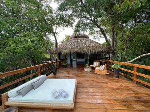 Autazes亚马逊祖马酒店的木制甲板上设有床和小屋