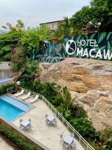 库库塔Hotel Macaw Cúcuta的悬崖上的度假村,带游泳池的酒店