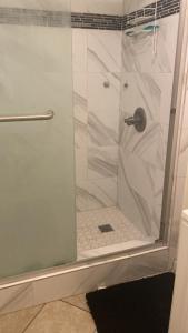 圣安娜Zen Home的浴室里设有玻璃门淋浴