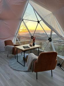 Forbord Dome的美景帐篷内的桌椅