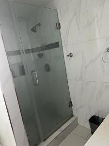 圣安娜Zen Home的浴室里设有玻璃门淋浴