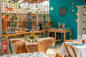 圣米格尔-杜斯米拉格里斯Azul de Milagres的一间设有木桌和蓝色墙壁的客房