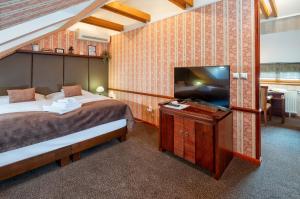 莱维采金鹰酒店的酒店客房设有两张床和一台平面电视。